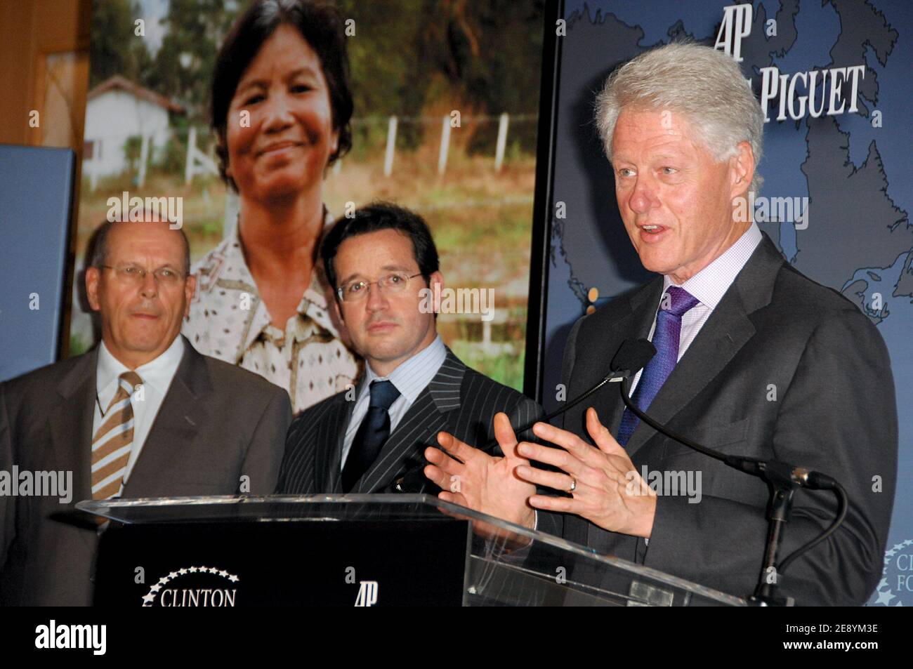 Der ehemalige US-Präsident Bill Clinton (R) kündigt eine Partnerschaft mit Audemars Piguet und der William J. Clinton Foundation als Präsident und CEO von Audemars Piguet Georges-Henri Meylan (L) und Francois-Henry Bennahmias, Präsident von Audemars Piguet North America (C) an. USA am 10. Oktober 2007. Foto von Gregorio Binuya/ABACAPRESS.COM Stockfoto