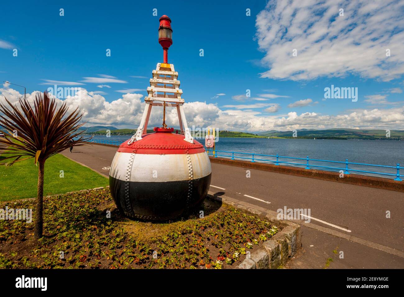 Bouy auf der Esplanade bei Greenock mit Blick über den Firth Von Clyde in Richtung der Argyle Hügel Stockfoto