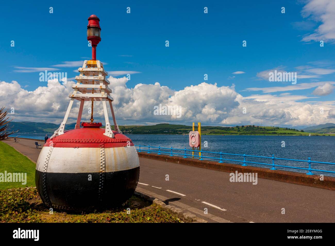 Bouy auf der Esplanade bei Greenock mit Blick über den Firth Von Clyde in Richtung der Argyle Hügel Stockfoto