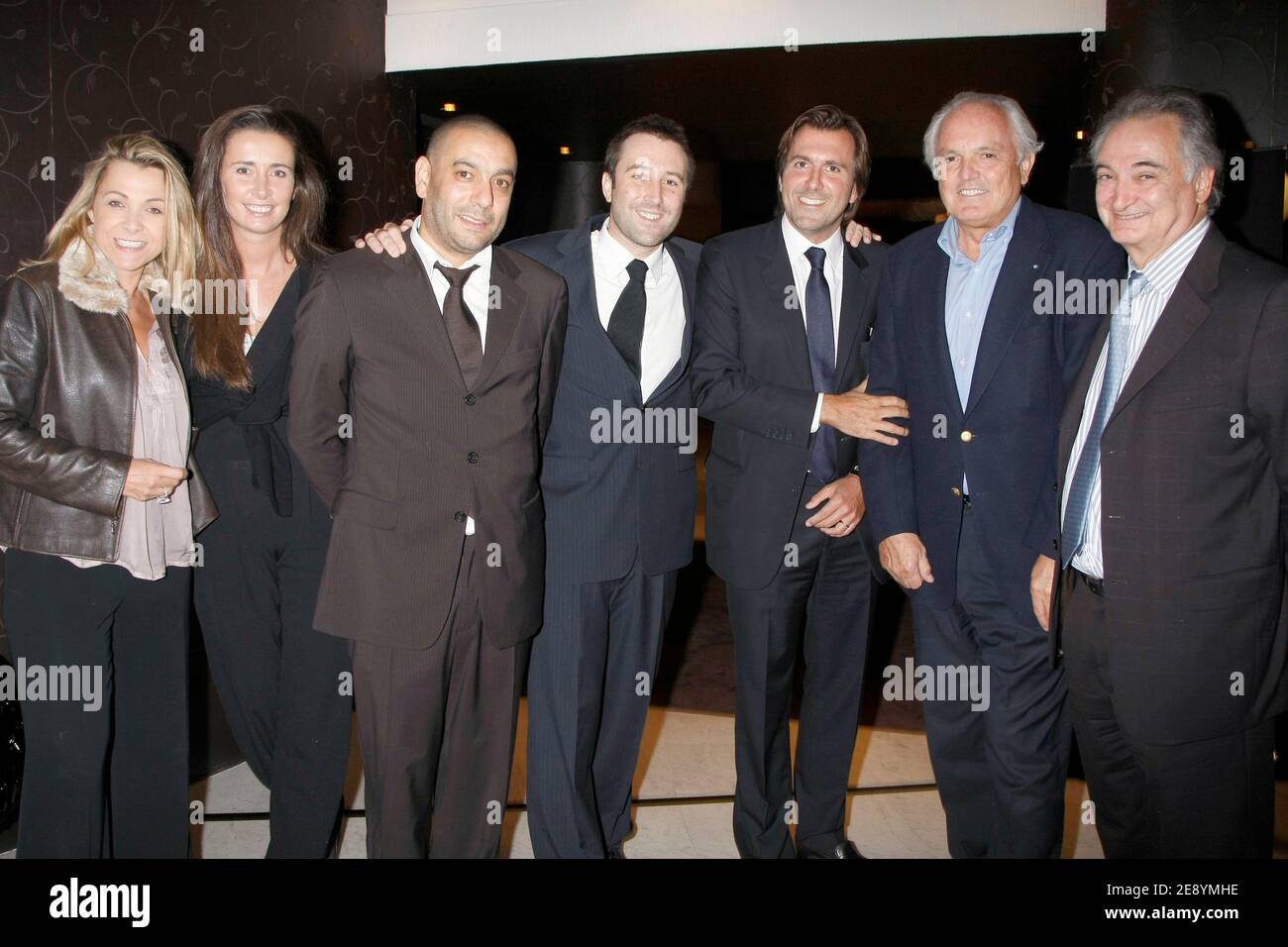 Frederic Raillard Farid Mokart Et Christophe Lambert Associes De L Agence Ffl Recoivent Annick Dumont Caroline Bimes Christian Bimes Jacques Attali A L Occasion De La Soiree Du Premier Anniversaire De L Agence Ffl Organizee