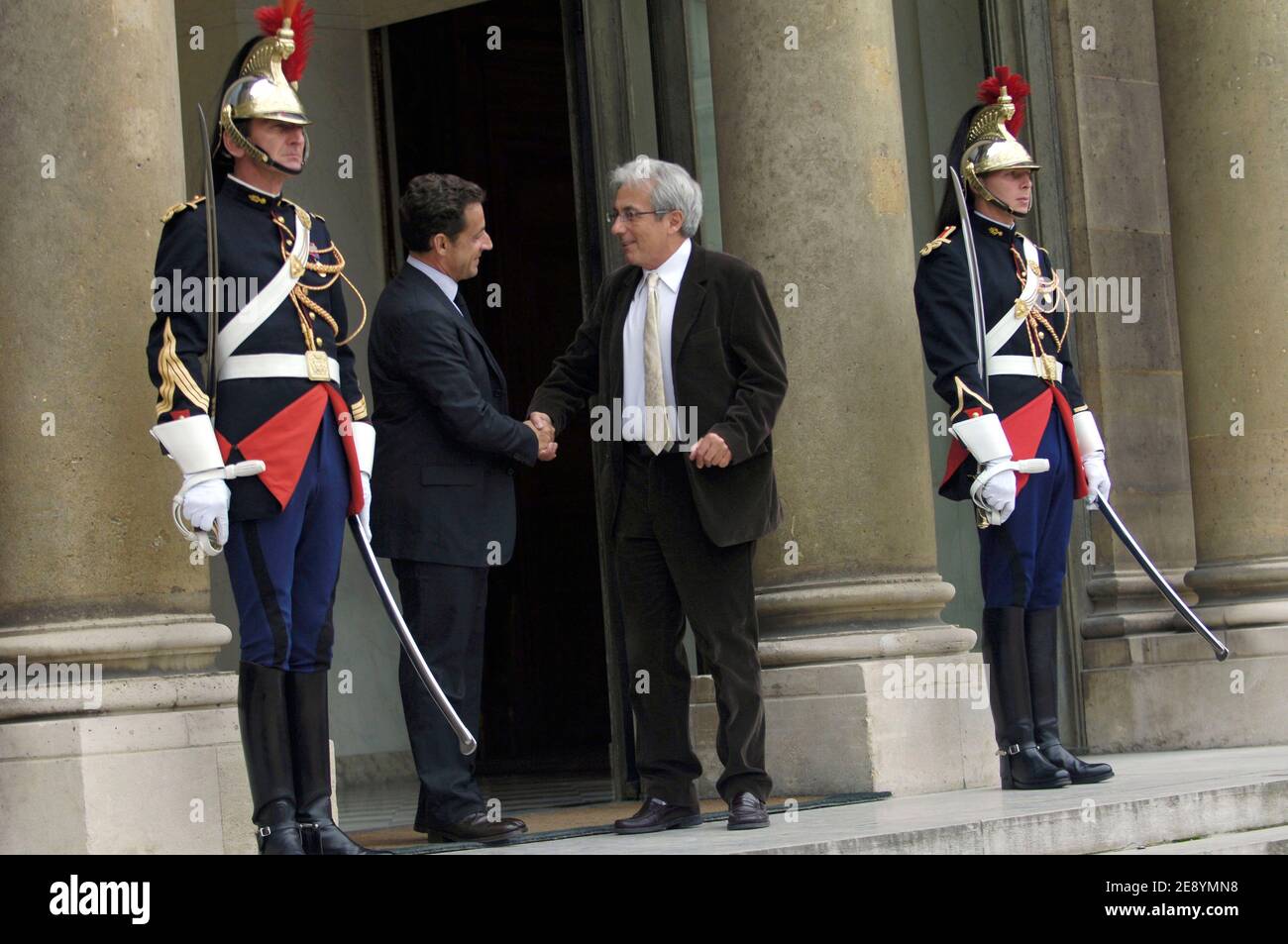 Nobelpreisträger Albert Fert verlässt den Elysee-Palast nach seinem Treffen mit Frankreichs Präsident Nicolas Sarkozy am 12. Oktober 2007 in Paris. Fert und der deutsche Peter Gruenberg erhielten 2007 den Nobelpreis für Physik für Entdeckungen, die die Miniaturisierung von Festplatten in elektronischen Geräten erlauben. Foto von Jules Motte/ABACAPRESS.COM Stockfoto