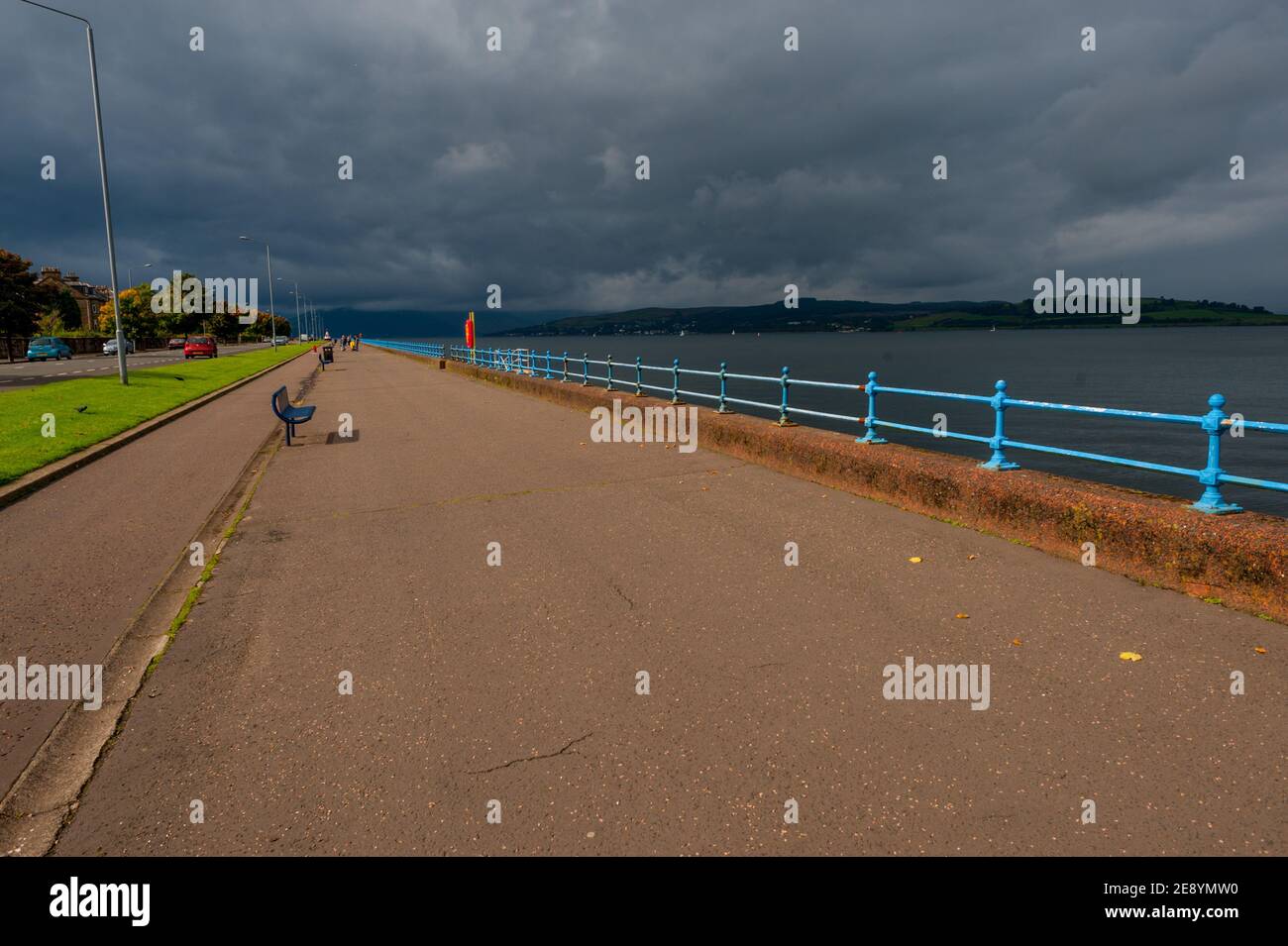 Die Esplanade bei Greenock Inverclyde Schottland am Firth of Clyde. Mit stürmischen Wolken über Argyle Stockfoto