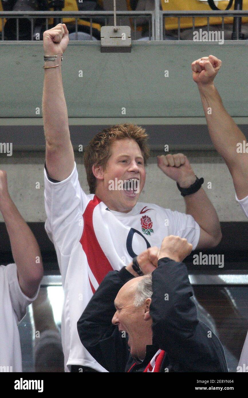 Prinz Harry feiert den Sieg der englischen Mannschaft beim IRB Rugby World Cup 2007, Halbfinale, Frankreich gegen England im Stade de France Stadion in Saint-Denis bei Paris, Frankreich am 13. Oktober 2007. England gewann 14:9. Foto von Gouhier-Nebinger-Morton-Taamallah/Cameleon/ABACAPRESS.COM Stockfoto