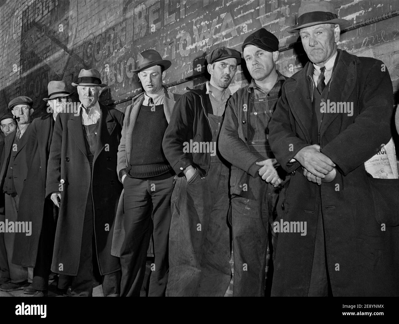 Männer warten in der Schlange außerhalb der Stadtmission, erste fünfundzwanzig werden Fed, Dubuque, Iowa, USA, John Vachon, US Farm Security Administration, April 1940 Stockfoto