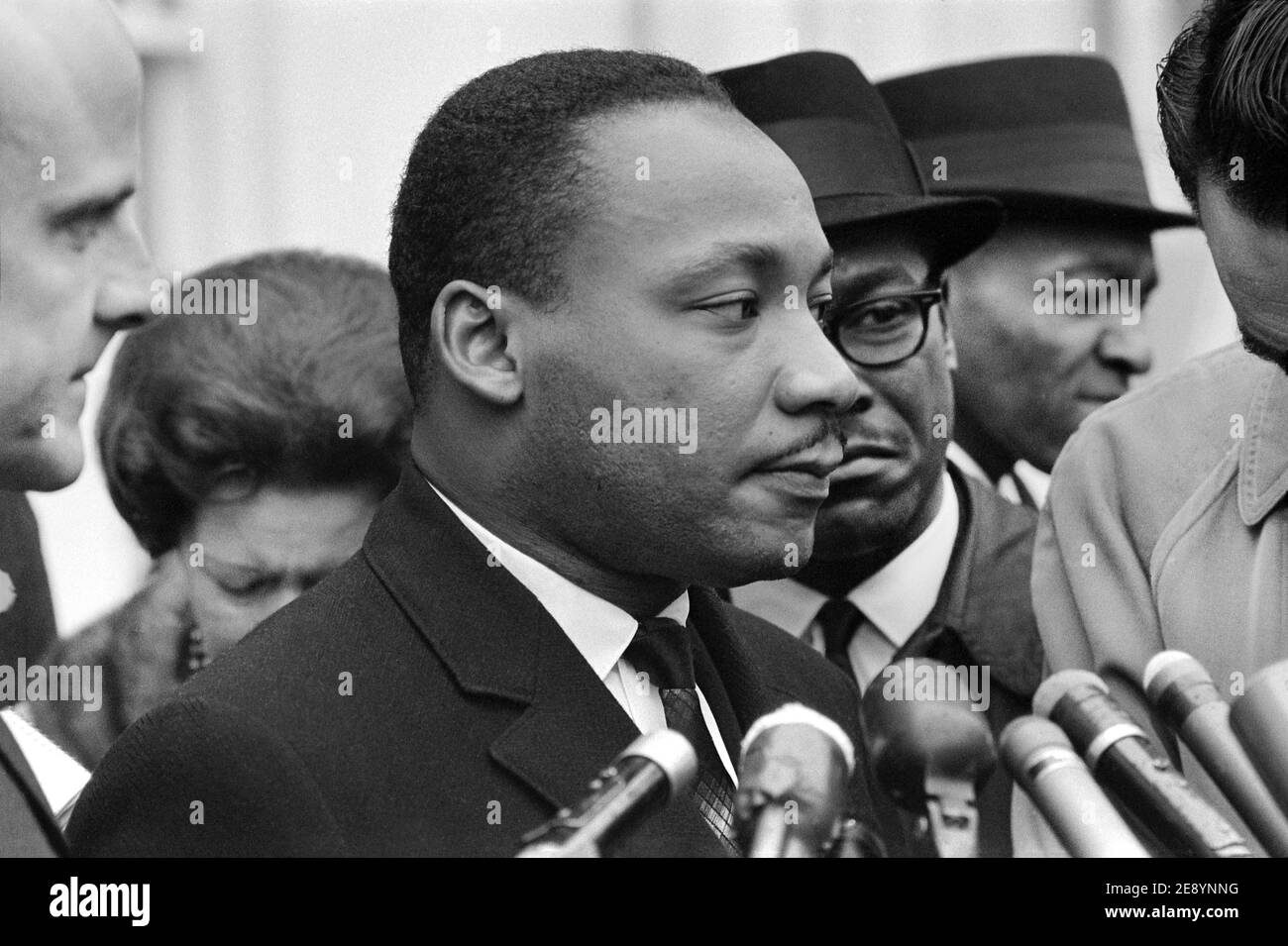 Martin Luther King, Jr., bei Mikrofonen, nach dem Treffen mit Präsident Lyndon Johnson, um Bürgerrechte zu diskutieren, im Weißen Haus, Washington, D.C. USA, Warren K. Leffler, 3. Dezember 1963 Stockfoto