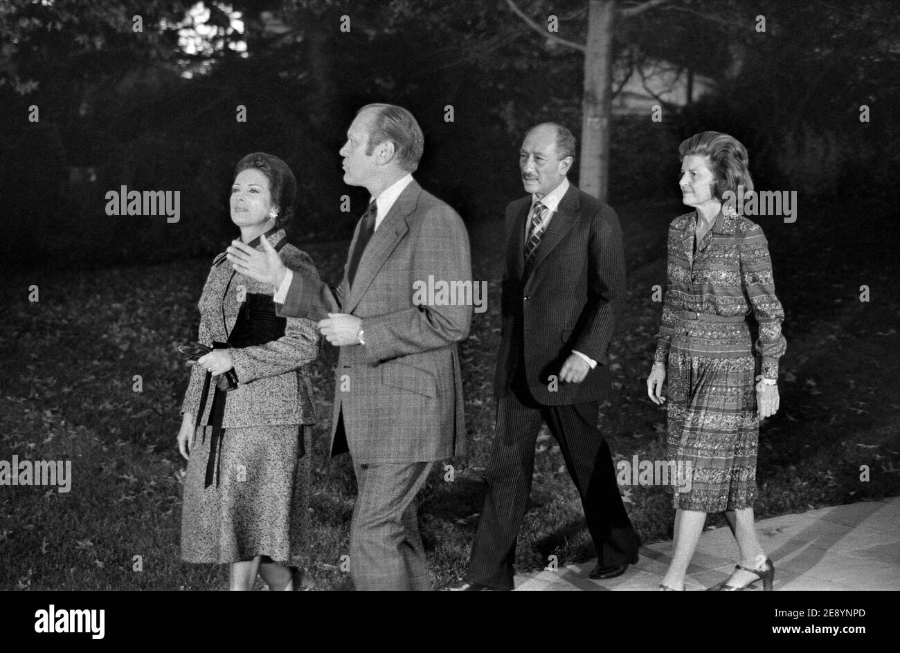 US-Präsident Gerald Ford zu Fuß mit ägyptischen Präsidenten, Anwar Sadat, Sadats Frau Jehan und First Lady Betty Ford, Washington, D.C., USA, Warren K. Leffler, 5. November 1975 Stockfoto