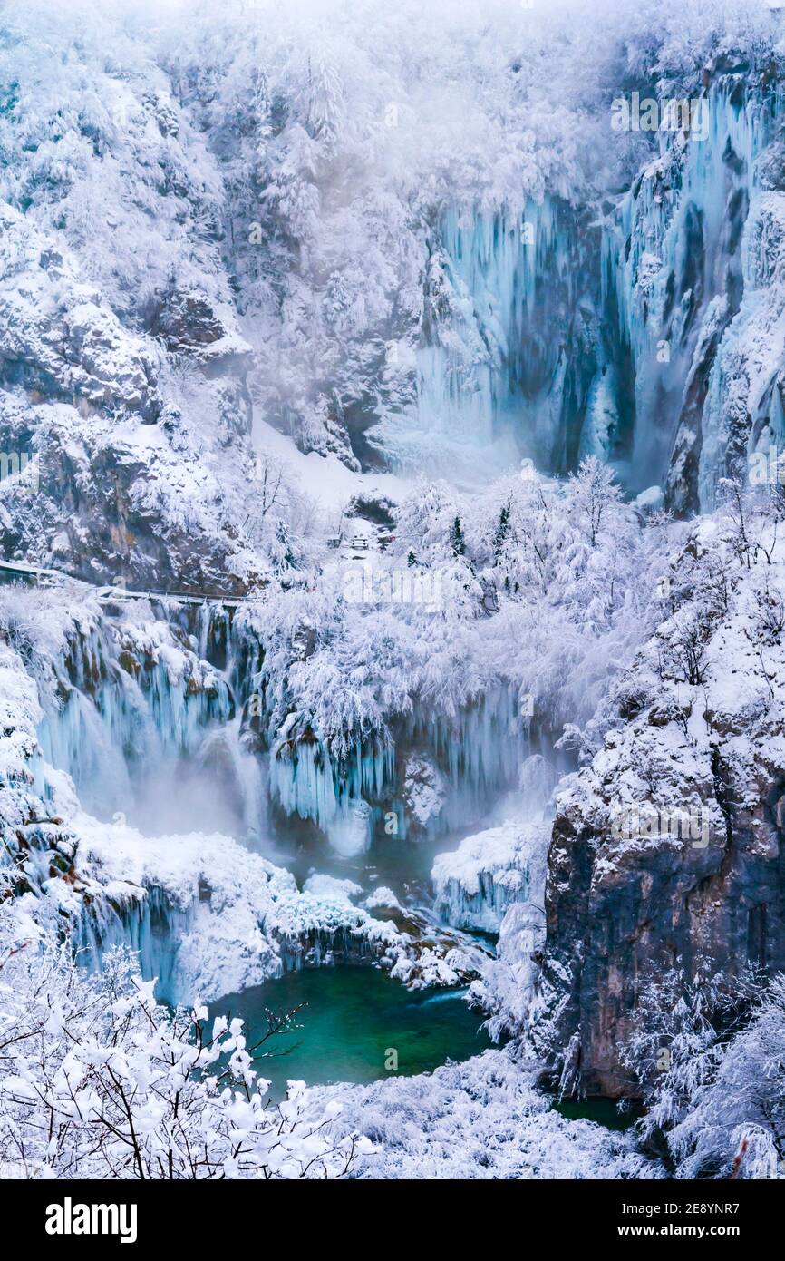 Nationalpark Plitvicer Seen in Kroatien Europa im Winter unter Überdachte Abdeckung Schnee und Eis berühmten Wahrzeichen Ort Veliki Slap Blick von oben Stockfoto