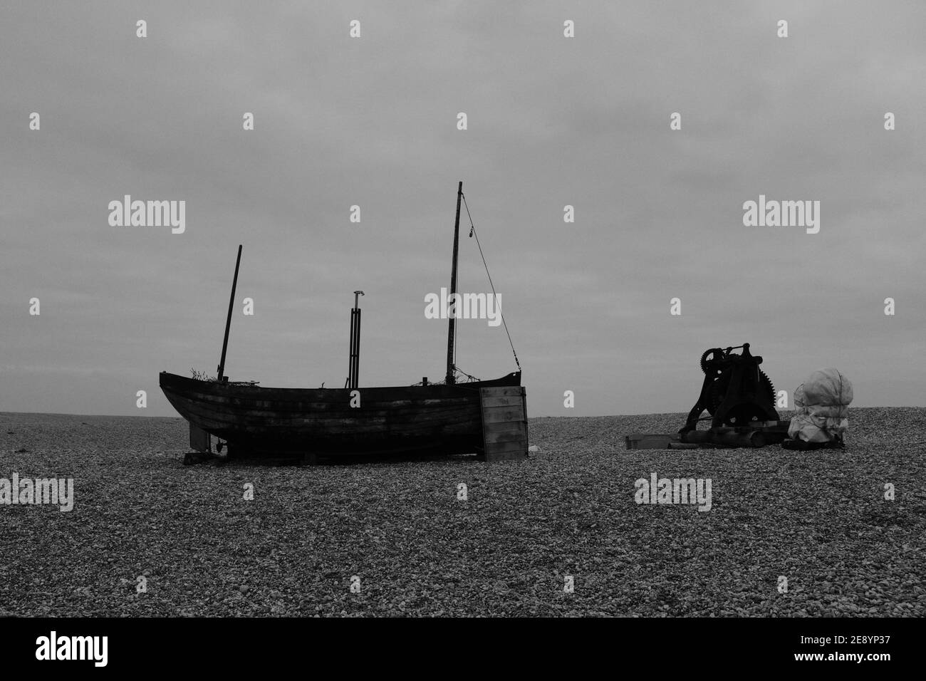 Boote am Ufer bei Dungeness in Kent, England Stockfoto