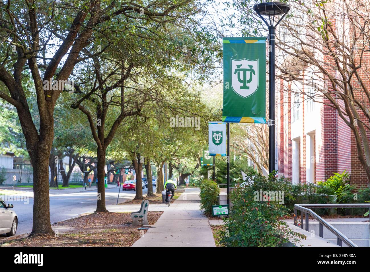 New Orleans, LA - 31. Januar 2021: Bürgersteig auf dem Campus der Tulane University mit Logo auf Bannern Stockfoto