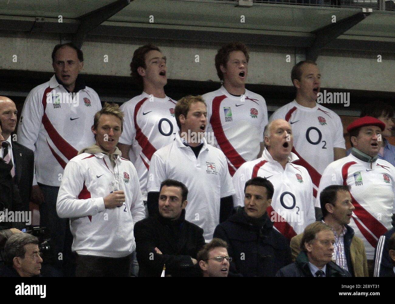 Englands Prinz William und Prinz Harry nehmen am IRB Rugby World Cup 2007, Finale, England gegen Südafrika, am 20. Oktober 2007 im Stade de France in Saint-Denis bei Paris, Frankreich, Teil. Foto von Gouhier-Morton-Taamallah/Cameleon/ABACAPRESS.COM Stockfoto