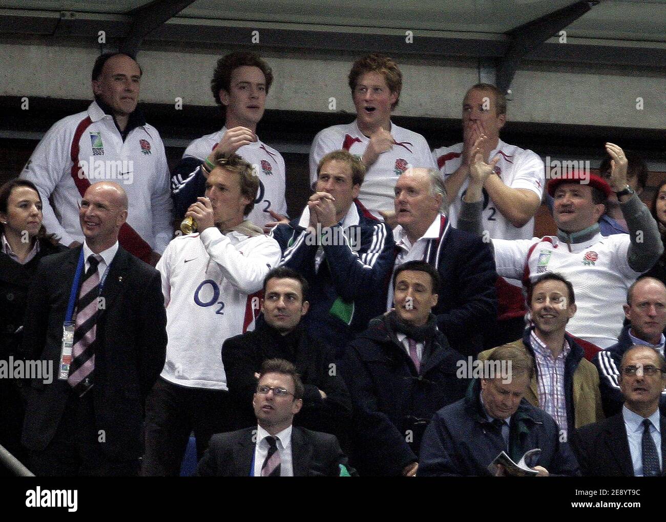 Englands Prinz William und Prinz Harry nehmen am IRB Rugby World Cup 2007, Finale, England gegen Südafrika, am 20. Oktober 2007 im Stade de France in Saint-Denis bei Paris, Frankreich, Teil. Foto von Gouhier-Morton-Taamallah/Cameleon/ABACAPRESS.COM Stockfoto