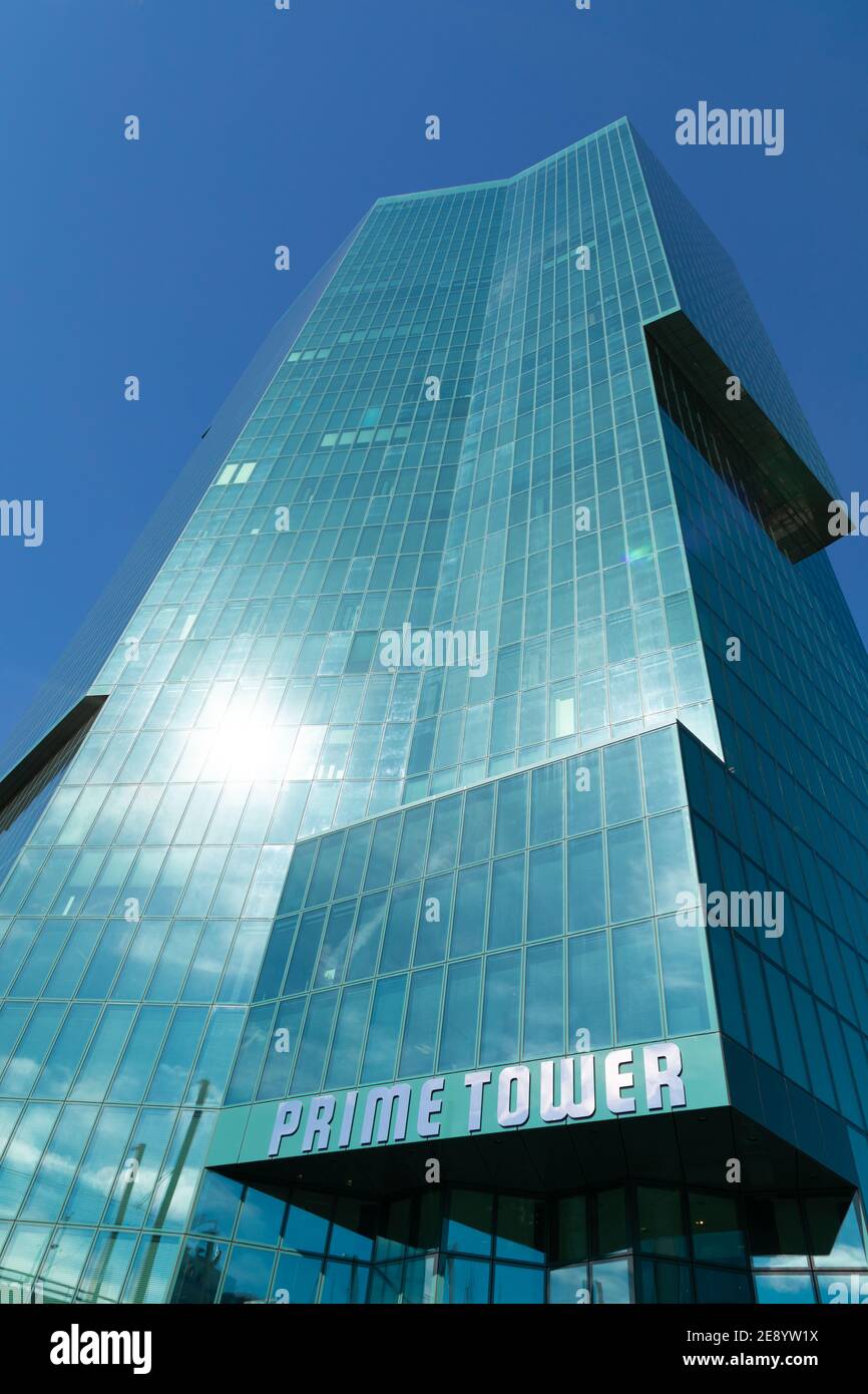 Zürich, Schweiz - 25. April 2019: prime Tower Wolkenkratzer gegen blauen Himmel und Sonnenschein, tagsüber ohne Menschen Stockfoto