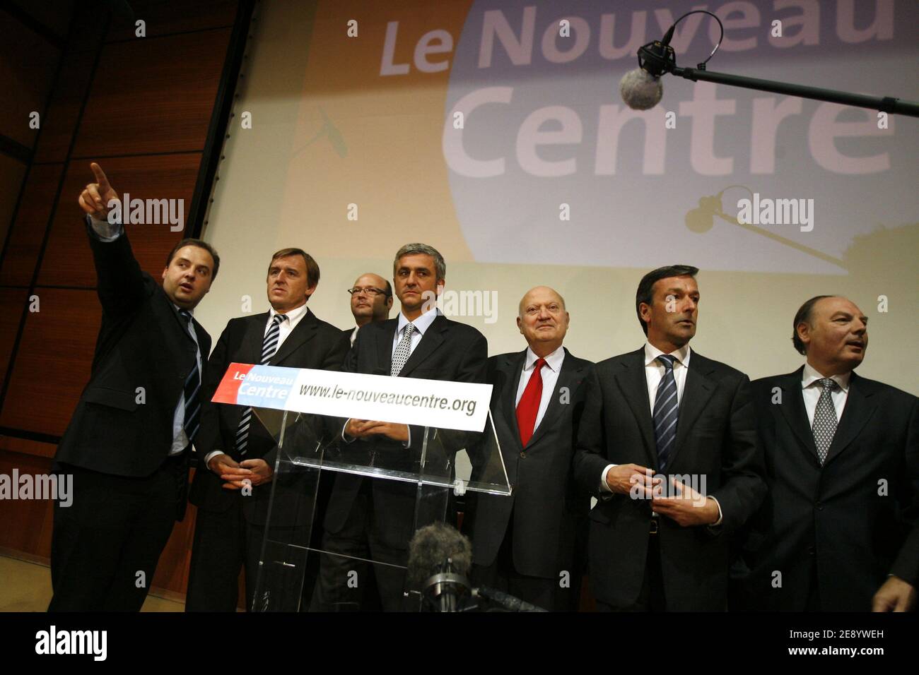 Jean-Christophe Lagarde, Herve Morin, Andre Santini, Philippe Vigier nehmen am 23. Oktober 2007 an der Eröffnungszeremonie des Parteihauptquartiers "Nouveau Centre" in Paris Teil. Foto von Corentin Fohlen/ABACAPRESS.COM Stockfoto