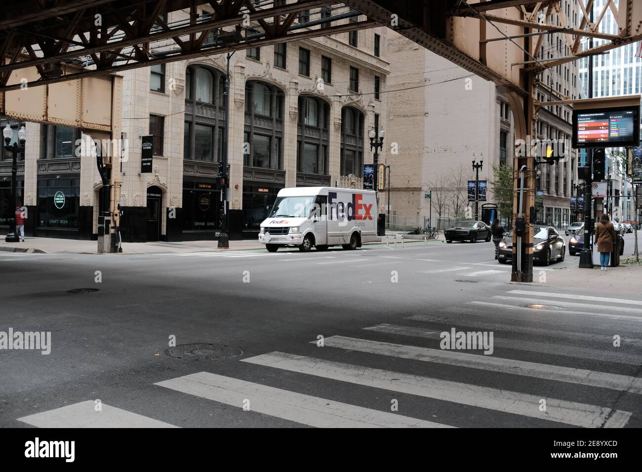 CHICAGO, USA - NOVEMBER 2019: Ein Fedex-Van fährt durch den Chicago Loop. Stockfoto