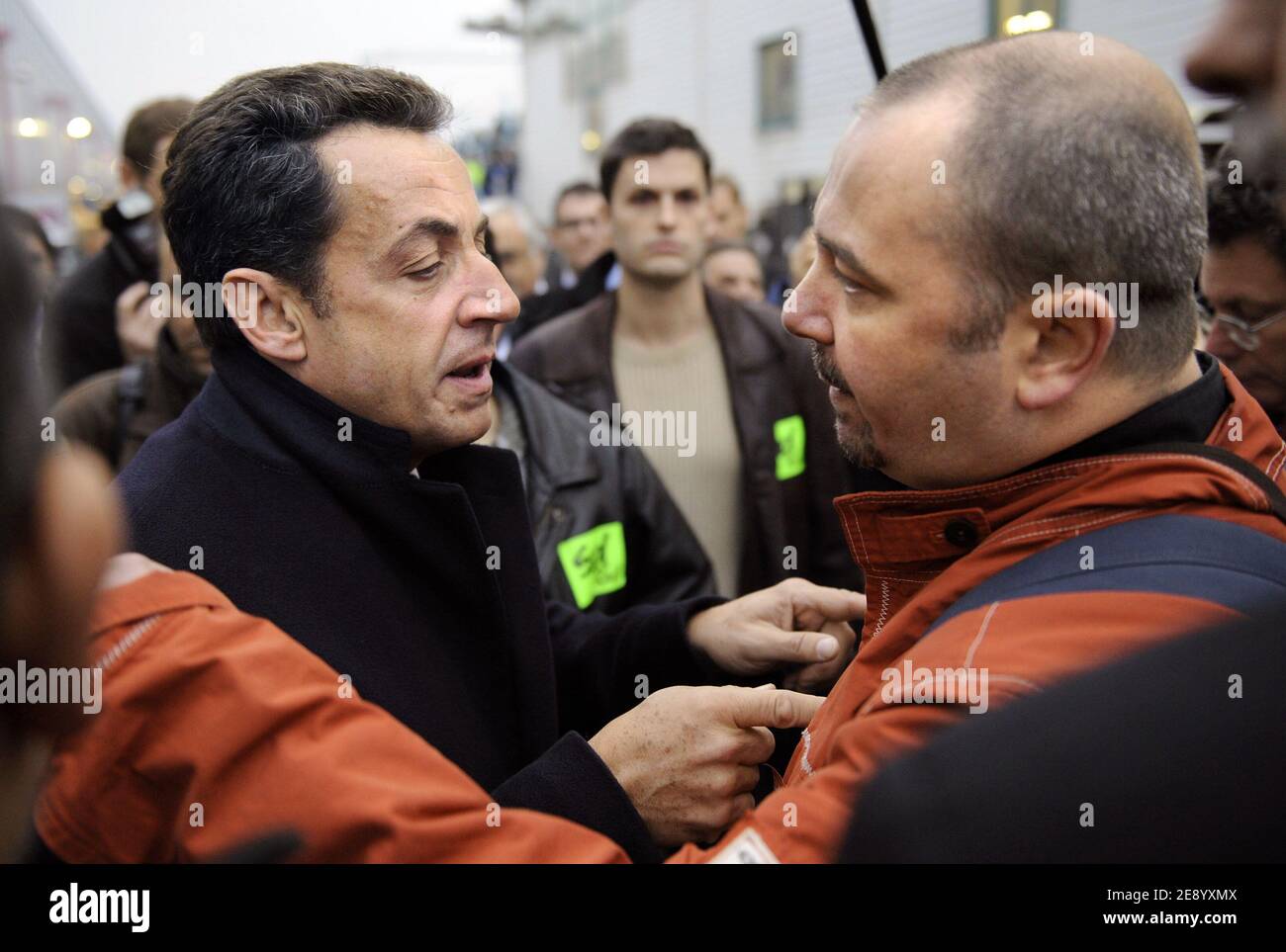 Der französische Präsident Nicolas Sarkozy (L) unternimmt am 26. Oktober 2007 einen Besuch in einem Wartungsgelände des nationalen Eisenbahnunternehmens SNCF in Saint-Denis, einem nördlichen Vorort von Paris, Frankreich. Sarkozy hat gestern eine Reihe von Maßnahmen eingeleitet, die darauf abzielen, eine grüne Revolution in Frankreich zu initiieren, einschließlich der Erweiterung der Straßenbahn- und TGV-Hochgeschwindigkeitszüge, und die Fahrer dazu gebracht, durch Boni und Strafen sauberere Autos zu kaufen. Foto von Eric Feferberg/Pool/ABACAPRESS.COM Stockfoto