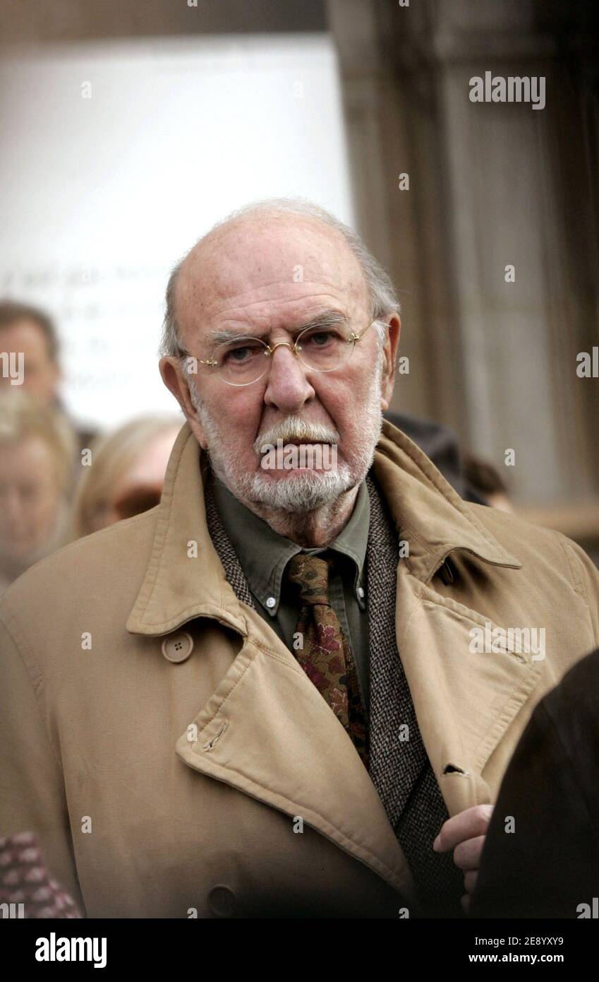 Jean-Pierre Marielle nimmt am 28. Oktober 2007 vor dem Pariser Rathaus an einem Protest gegen häusliche Gewalt in Paris Teil. Foto von Corentin Fohlen/ABACAPRESS.COM Stockfoto