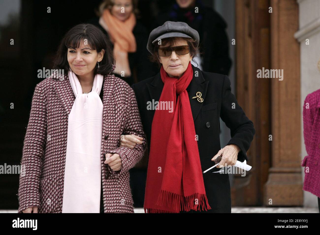 Anne Hidalgo und Nadine Trintignant nehmen am 28. Oktober 2007 vor dem Pariser Rathaus an einem Protest gegen häusliche Gewalt in Paris Teil. Foto von Corentin Fohlen/ABACAPRESS.COM Stockfoto