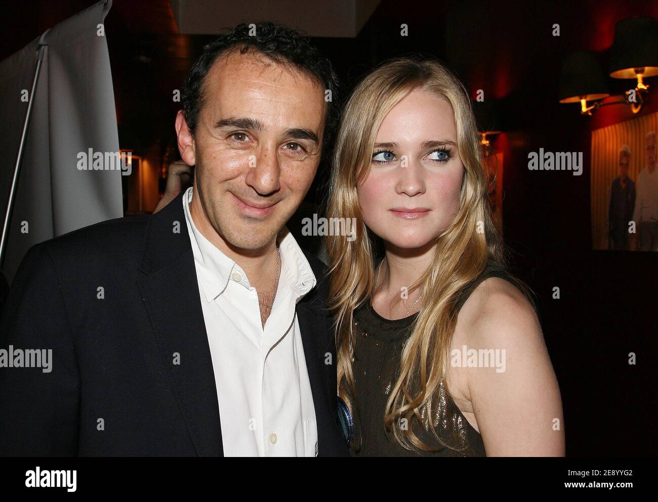 Elie Semoun und seine Freundin Juliette besuchen die Launch Party seiner neuen DVD "Elie Annonce Semoun", die am 29. Oktober 2007 in der Villa in Paris, Frankreich, stattfand. Foto von Denis Guignebourg/ABACAPRESS.COM Stockfoto