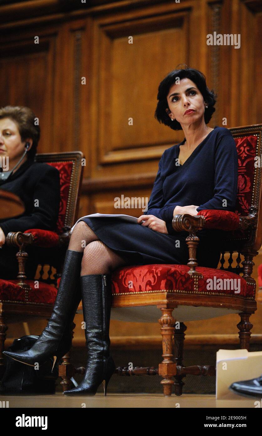 Justizministerin Rachida Dati nimmt am 31. Oktober 2007 an der Eröffnungszeremonie des 51. Internationalen Juristenkongresses im großen Amphitheater der Sorbonne der Pariser Universität Teil. Foto von Christophe Guibbaud/ABACAPRESS.COM Stockfoto