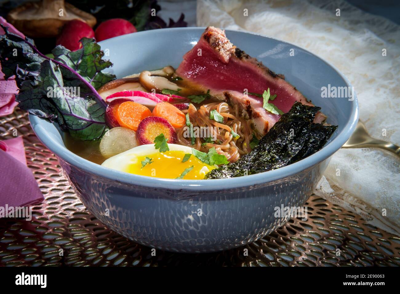 Gebratener rosafarbener Ahi-Thunfisch-Ramen mit weich gekochtem Ei ...