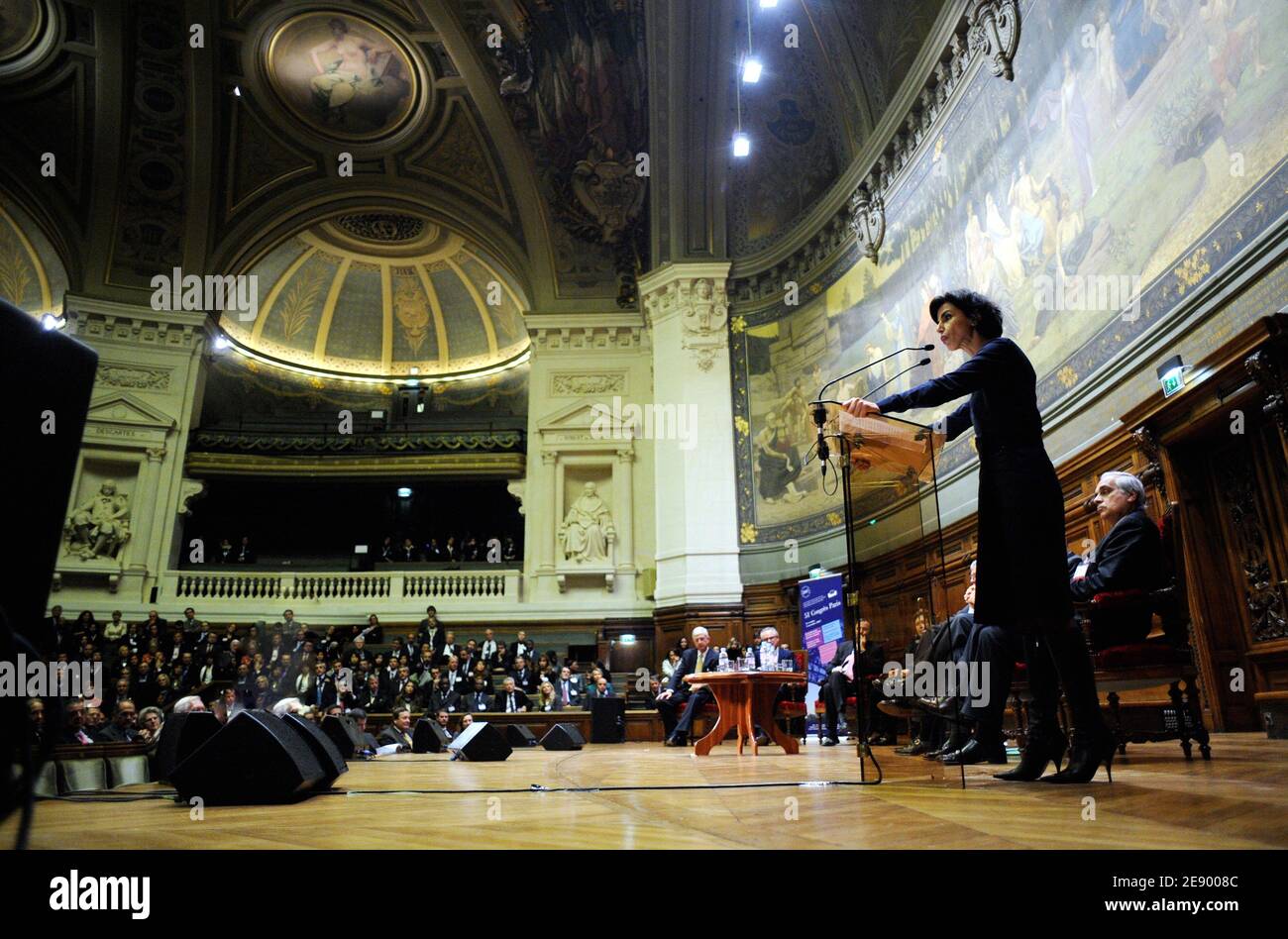 Justizministerin Rachida Dati hält am 31. Oktober 2007 eine Rede während der Eröffnungszeremonie des 51. Internationalen Juristenkongresses im Amphitheater der großen Sorbonne der Pariser Universität. Foto von Christophe Guibbaud/ABACAPRESS.COM Stockfoto