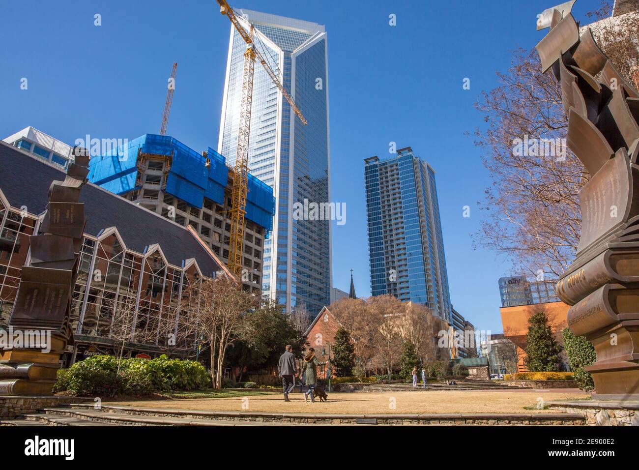 Ein horizontaler Blick auf moderne Bürogebäude und Neubau in der Innenstadt von Charlotte, North Carolina, aus der Sicht des Green, einem kleinen Stadtpark. Stockfoto