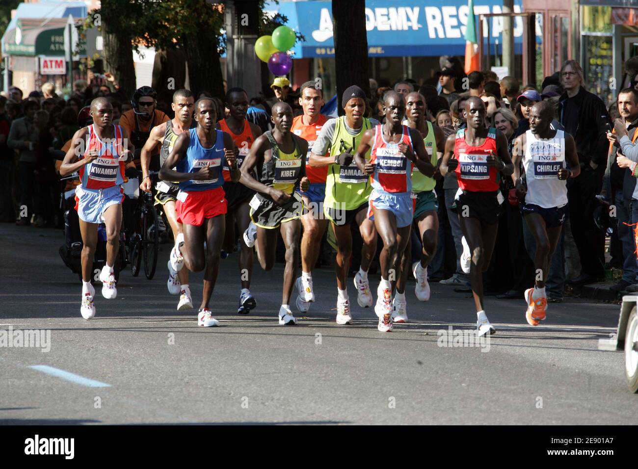 Die Teilnehmer laufen während des New York City Marathon in New York City, NY, USA am 4. November 2007. Die britische Weltrekordlerin Paula Radcliffe gewann die Frauen mit einer Zeit von 2:23:09 vor Wami (2:23:32), während der Kenianer Martin lel das Herrenrennen in 2:09:04 gewann. Foto von CAU-Guerin/Cameleon/ABACAPRESS.COM Stockfoto