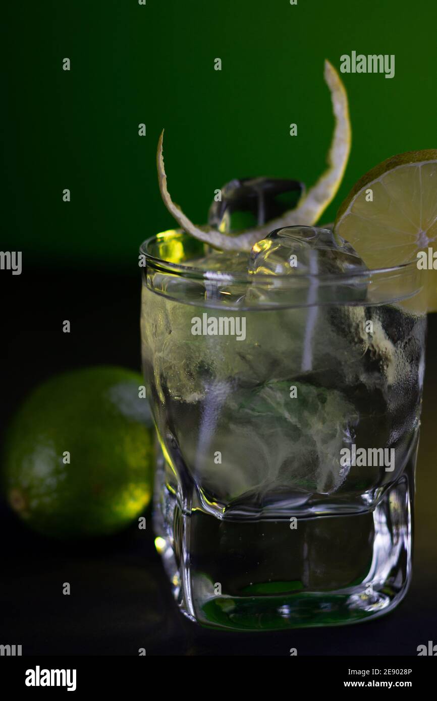 Grüner Cocktail dekoriert mit einer Limette. Stillleben bei Cocktails Stockfoto