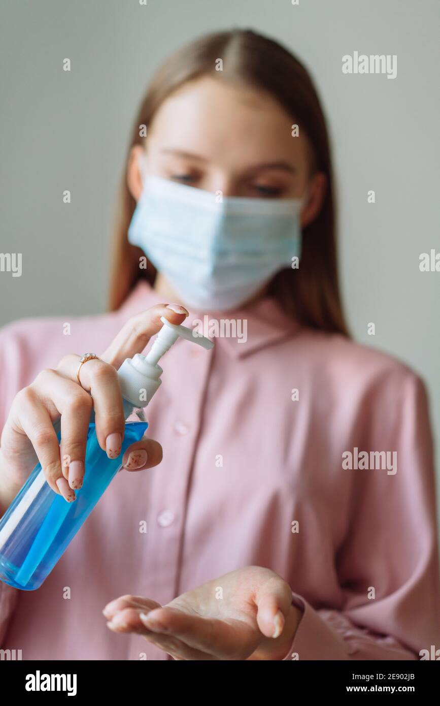 Desinfektionsmittel auf Alkoholbasis. Hand antiseptische Behandlung, Prävention von Coronavirus Stockfoto