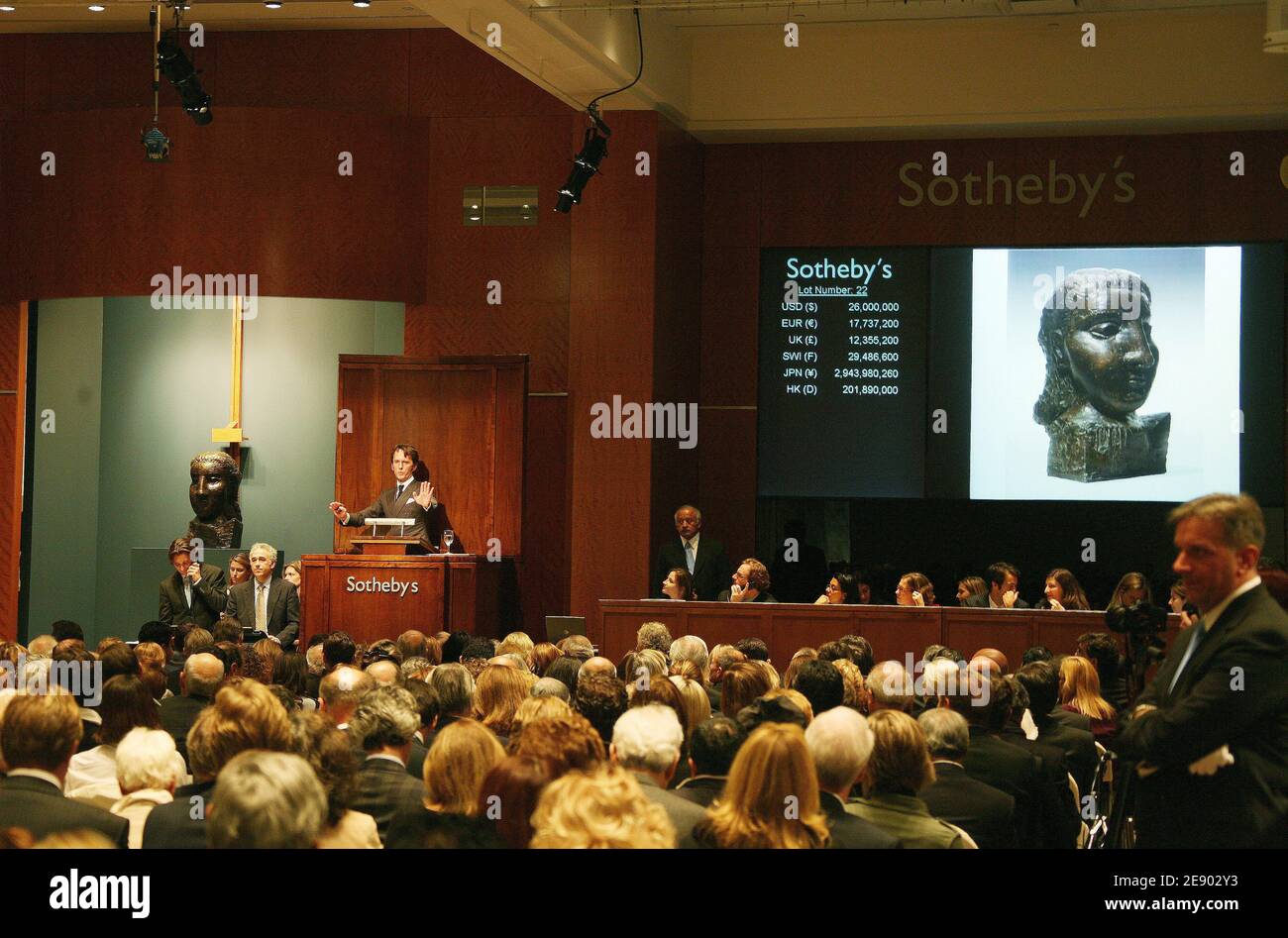 Pablo Picassos Skulptur "Tete de Femme (Dora Maar)" wurde am 7. November 2007 im Rahmen eines Impressionisten & Modern Art Evening Sale bei Sotheby's in New York City, USA, für einen Betrag von 29,161,000 USD verkauft. Unter den 56 verkauften Partien für insgesamt 269,741,600 USD waren Paul Gauguins Gemälde "Te Poipoi" (der Morgen) (39,241,000 USD), Auguste Rodins Skulptur "Le Penseur" (3,065,000 USD) und Claude Monets Gemälde "Le Palais Dario" (10,401,000 USD). Foto von ABACAPRESS.COM Stockfoto