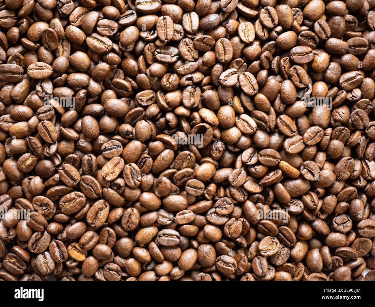 Geröstete Kaffeebohnen. Flach liegend, Draufsicht. Stockfoto