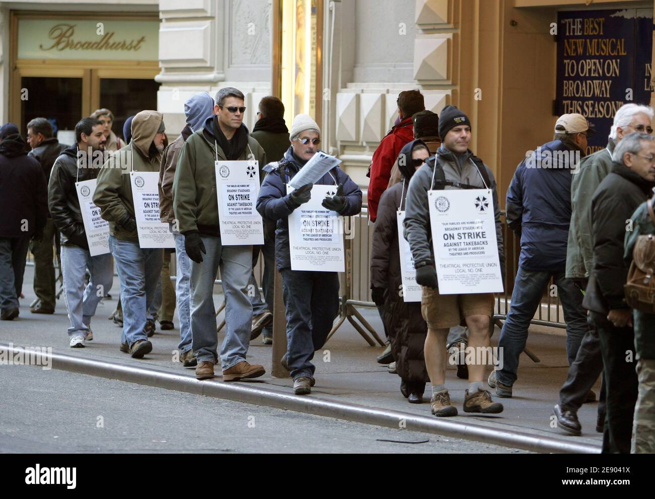 Broadway-Bühnenarbeiter gehen am 11. November 2007 vor dem "Cyrano" im Richard Rodgers Theater in New York City, NY, USA eine Streiklinie, da die meisten Theater durch den Arbeiterstreik geschlossen werden. Bühnenarbeiter gingen zur zweiten Arbeiterkrise in einer Woche aus, um gegen Takebacks der League of American Theatres and Producers zu protestieren. Foto von Charles Guerin/ABACAPRESS.COM Stockfoto