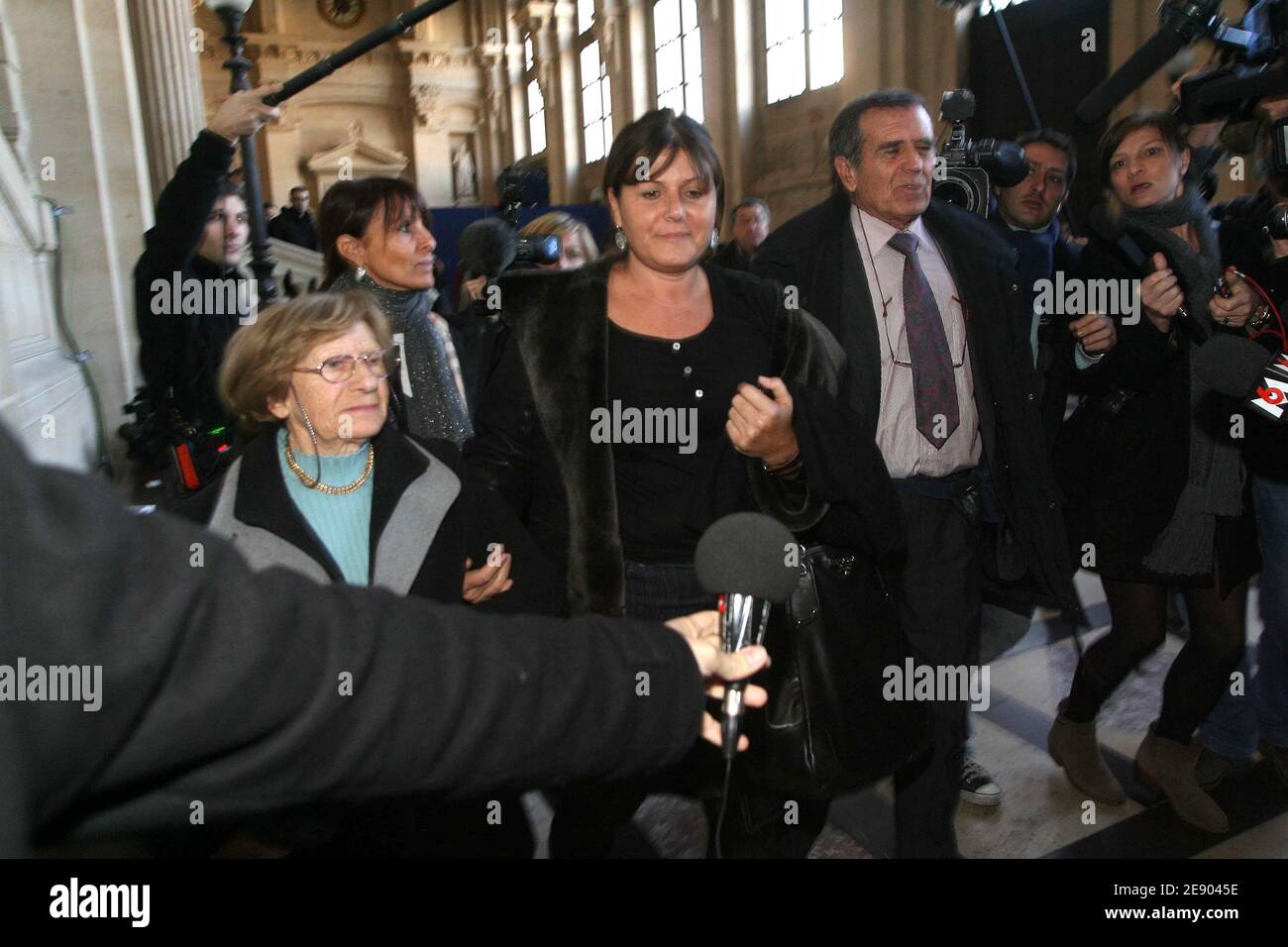 Jean-Hugues Colonna (R), Christine Colonna (C), Vater und Schwester von Yvan Colonna, dem mutmaßlichen Mörder des Präfekten Claude Erignac, kommen vor der Eröffnung des Prozesses gegen Yvan Colonna in Paris, Frankreich, am 12. November 2007 im Gerichtsgebäude von Paris an. Letzterer, ein 47-jähriger Ziegenhirte und Unabhängigkeitsaktivist, wird beschuldigt, Erignac, 60, im Februar 1998 ermordet zu haben, als er zu einem Konzertsaal in der südkorsischen Stadt Ajaccio ging. Colonna, der Sohn eines ehemaligen korsischen parlamentsmitglieds, hat sich mehrere Jahre in den Bergen Korsikas versteckt, nachdem sie im A als Verdächtiger benannt wurde Stockfoto