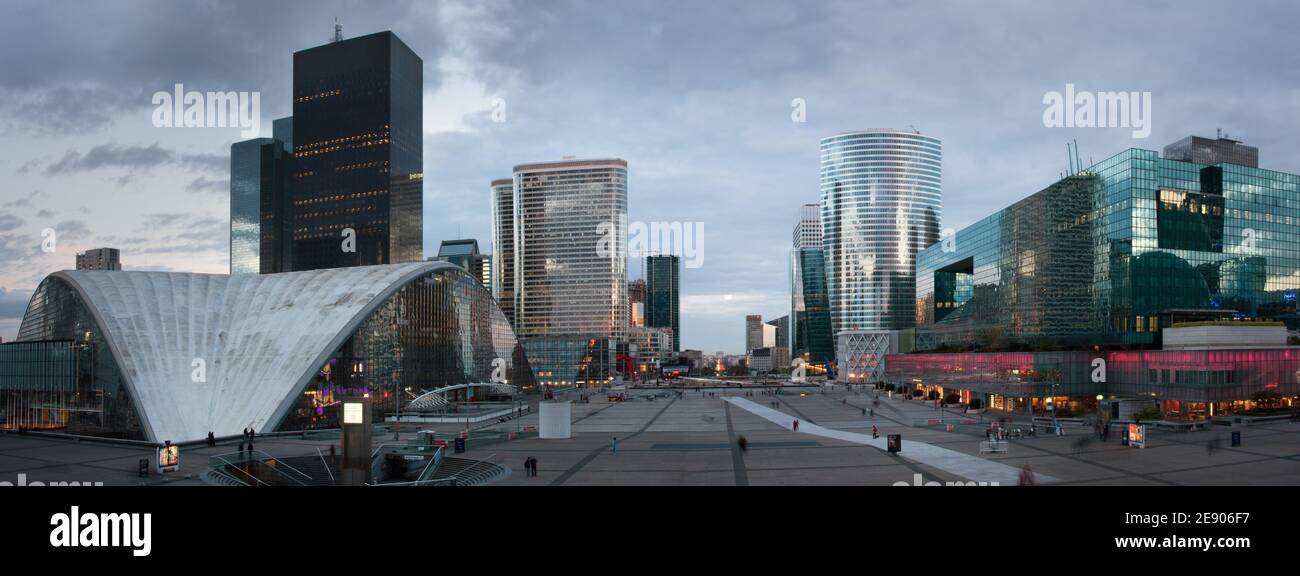 Blick von den Stufen der Grande Arche de la Verteidigung Stockfoto