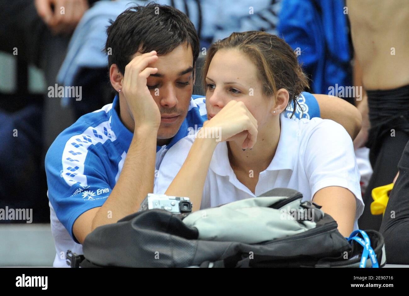 Die Französin Laure Manaudou und ihr Freund Luca Marin sprechen zusammen während der FINA Schwimmweltmeisterschaft am 18. November 2007 in Berlin. Foto von Nicolas Gouhier/Cameleon/ABACAPRESS.COM Stockfoto