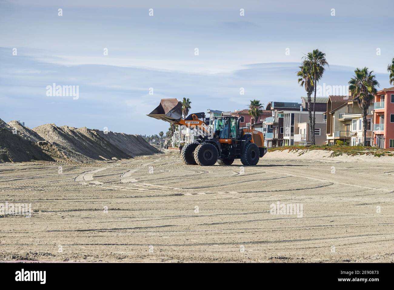 City of Long Beach California Katze Bulldozer Gebäude großen Sand Berm zum Schutz des lokalen Eigentums vor Hochwasser aufgrund von Hochwasser Gezeiten auf der Alamitos-Halbinsel Stockfoto