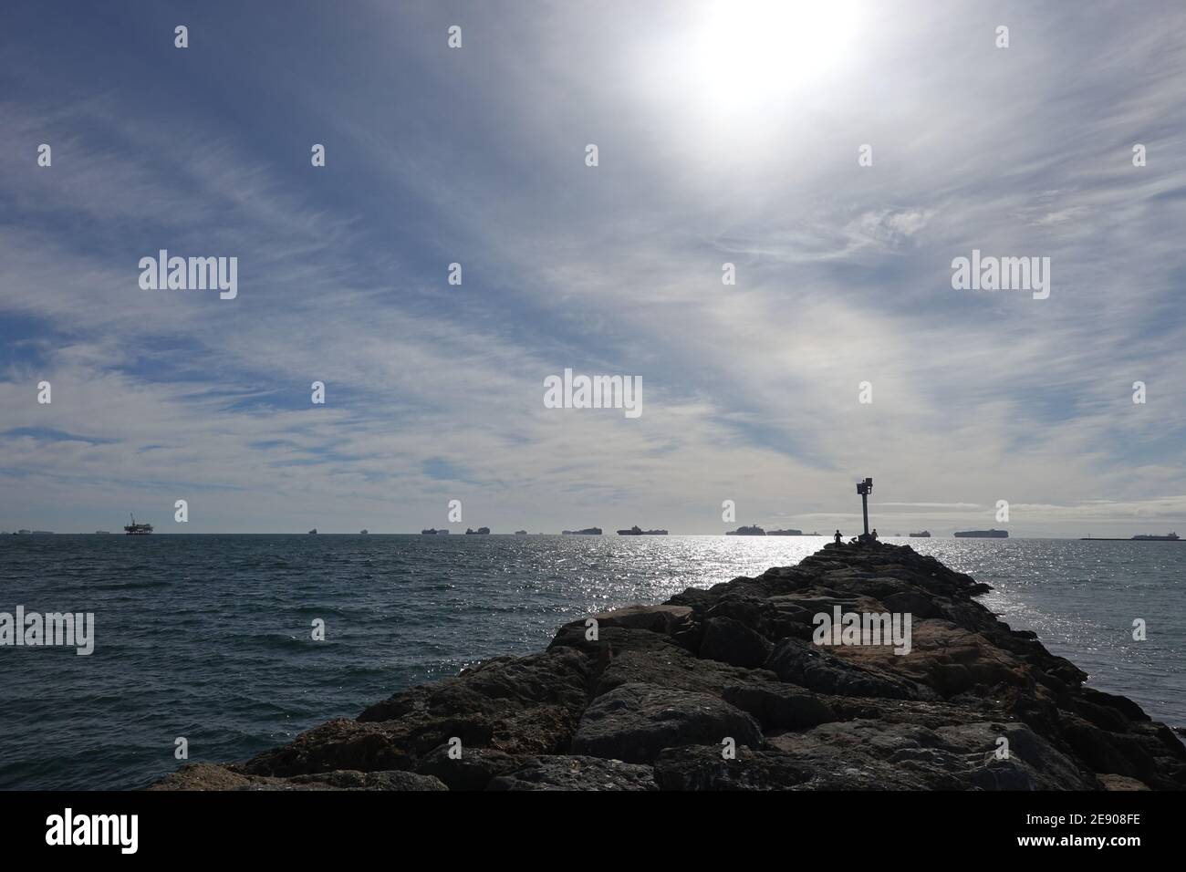 Aufgrund der COVID-19 und der begrenzten Lagerkapazität sind Engpässe bei Containerschiffen in San Pedro Bay vor Los Angeles und Long Beach California vor Anker gegangen. Stockfoto