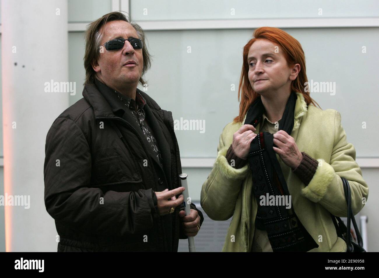 Gilbert Montagne und seine Frau Nikole nehmen an der Einführung des offiziellen Plans zur Einstellung von behinderten Personen für den Zeitraum 2008-2010 Teil, während einer Pressekonferenz, die am 21. November 2007 im Justizministerium in Paris, Frankreich, stattfand. Foto von Corentin Fohlen/ABACAPRESS.COM Stockfoto