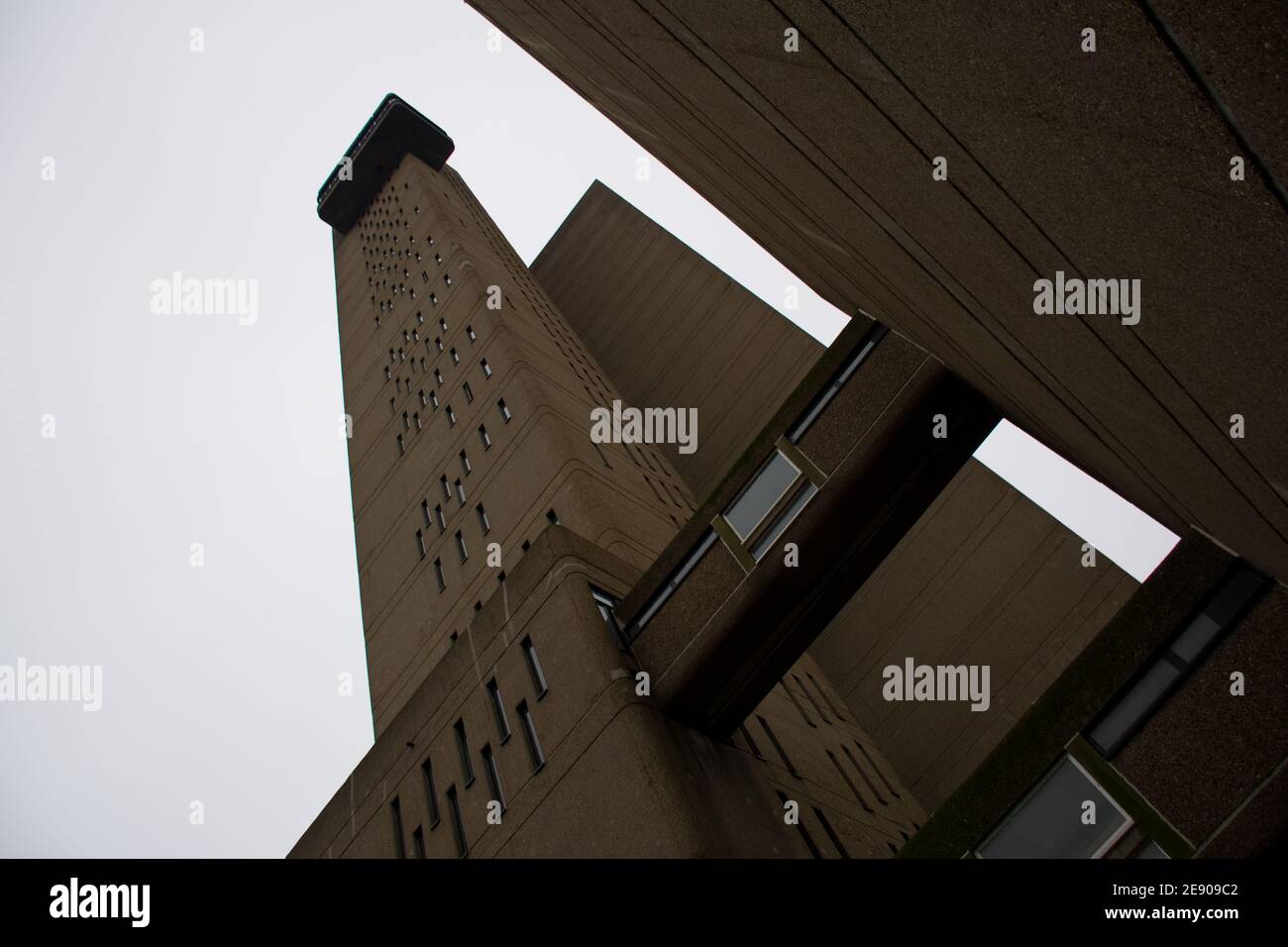 Trellick Tower, der kultige Brutalist Tower Block, Golborne Road, Kensal Town, West London, England, Großbritannien. Architekt: Erno Goldfinger Stockfoto