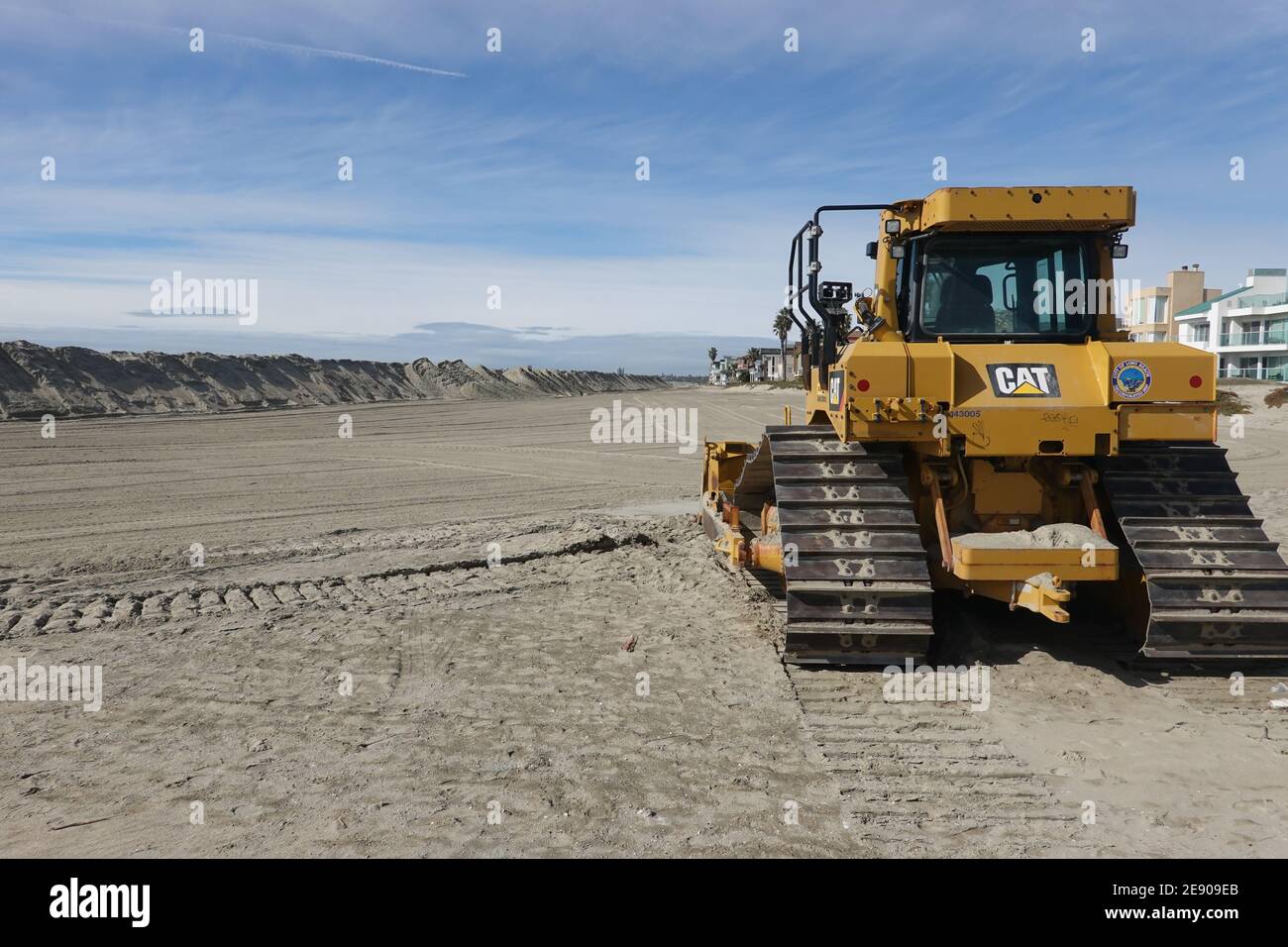 City of Long Beach California Katze Bulldozer Gebäude großen Sand Berm zum Schutz des lokalen Eigentums vor Hochwasser aufgrund von Hochwasser Gezeiten auf der Alamitos-Halbinsel Stockfoto