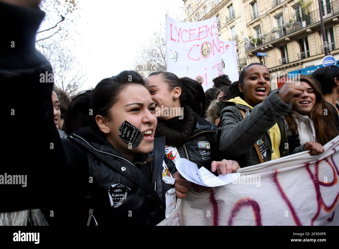 Studenten rufen Slogans während einer Demonstration zum Abbruch des "LRU-Gesetzes" in Paris, Frankreich am 22. November 2007. Studenten protestieren gegen das Pecresse-Gesetz, das diesen Sommer verabschiedet wurde und Universitäten mehr Autonomie gewährt, indem es ihnen erlaubt, private Mittel zu beantragen und engere Beziehungen zu Unternehmen aufzubauen. Die Studenten schlossen sich einem einwöchigen Streik des Verkehrs in der französischen Metropole an, was den Druck gegen den französischen Präsidenten Nicolas Sarkozy noch verstärkt hat. Foto von Mehdi Taamallah/ABACAPRESS.COM Stockfoto