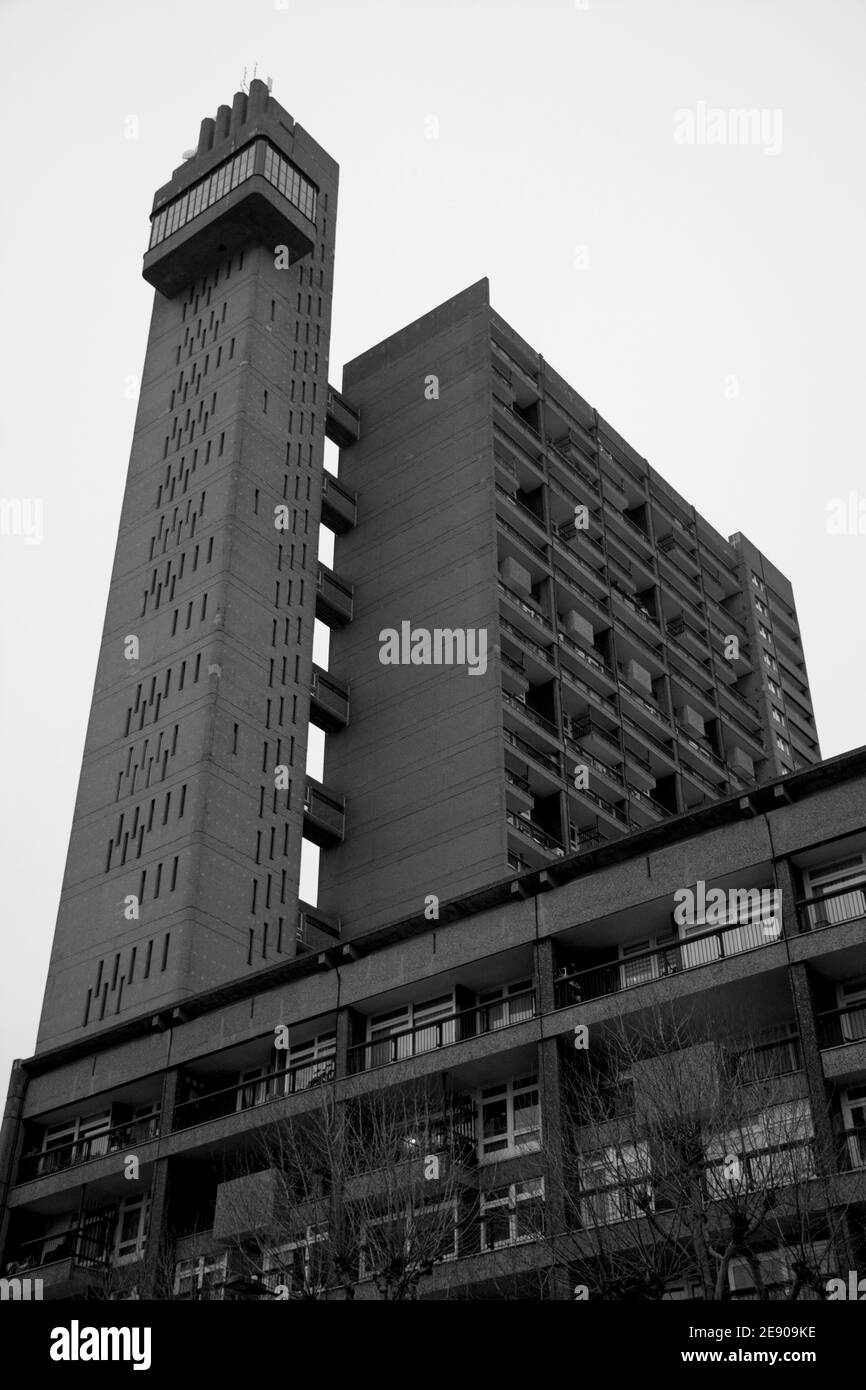 Trellick Tower, der kultige Brutalist Tower Block, Golborne Road, Kensal Town, West London, England, Großbritannien. Architekt: Erno Goldfinger Stockfoto