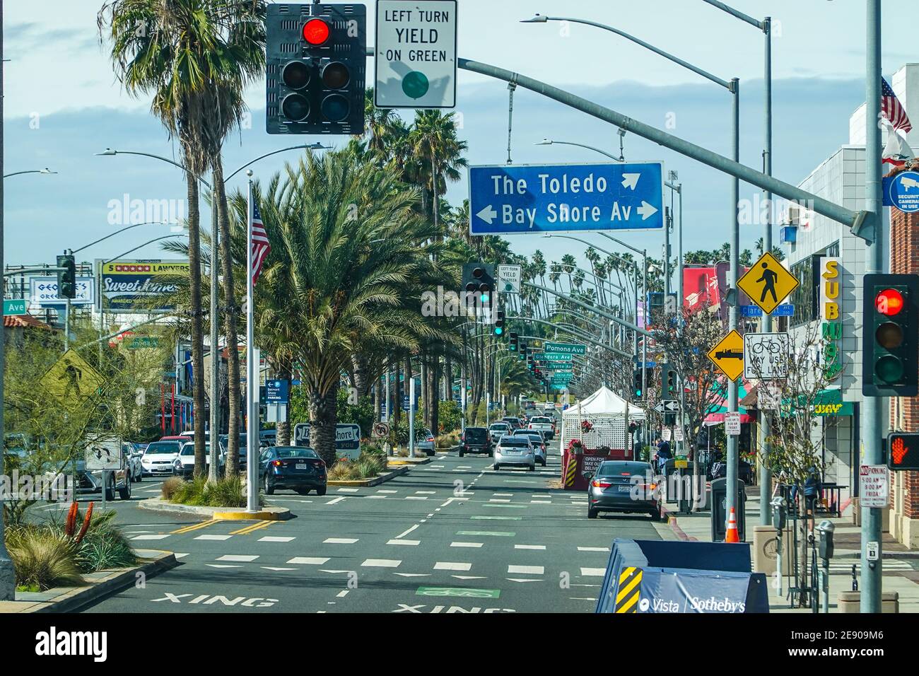 Tagsüber Blick auf die Straße von der 2nd Street Long Beach, dem Belmont Shore Viertel, Kalifornien, USA Stockfoto