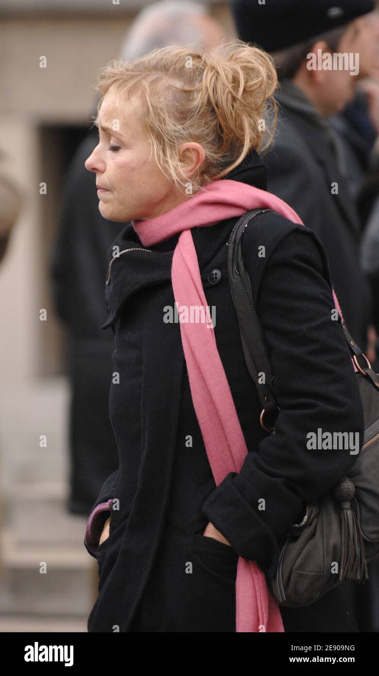 Die Schauspielerin Fanny Cottencon nimmt an der Beerdigung des Regisseurs Pierre Granier-Deferre Teil, die am 23. November 2007 im Krematorium des Friedhofs Pere-Lachaise in Paris, Frankreich, stattfand. Foto von Khayat-Mousse/ABACAPRESS.COM Stockfoto