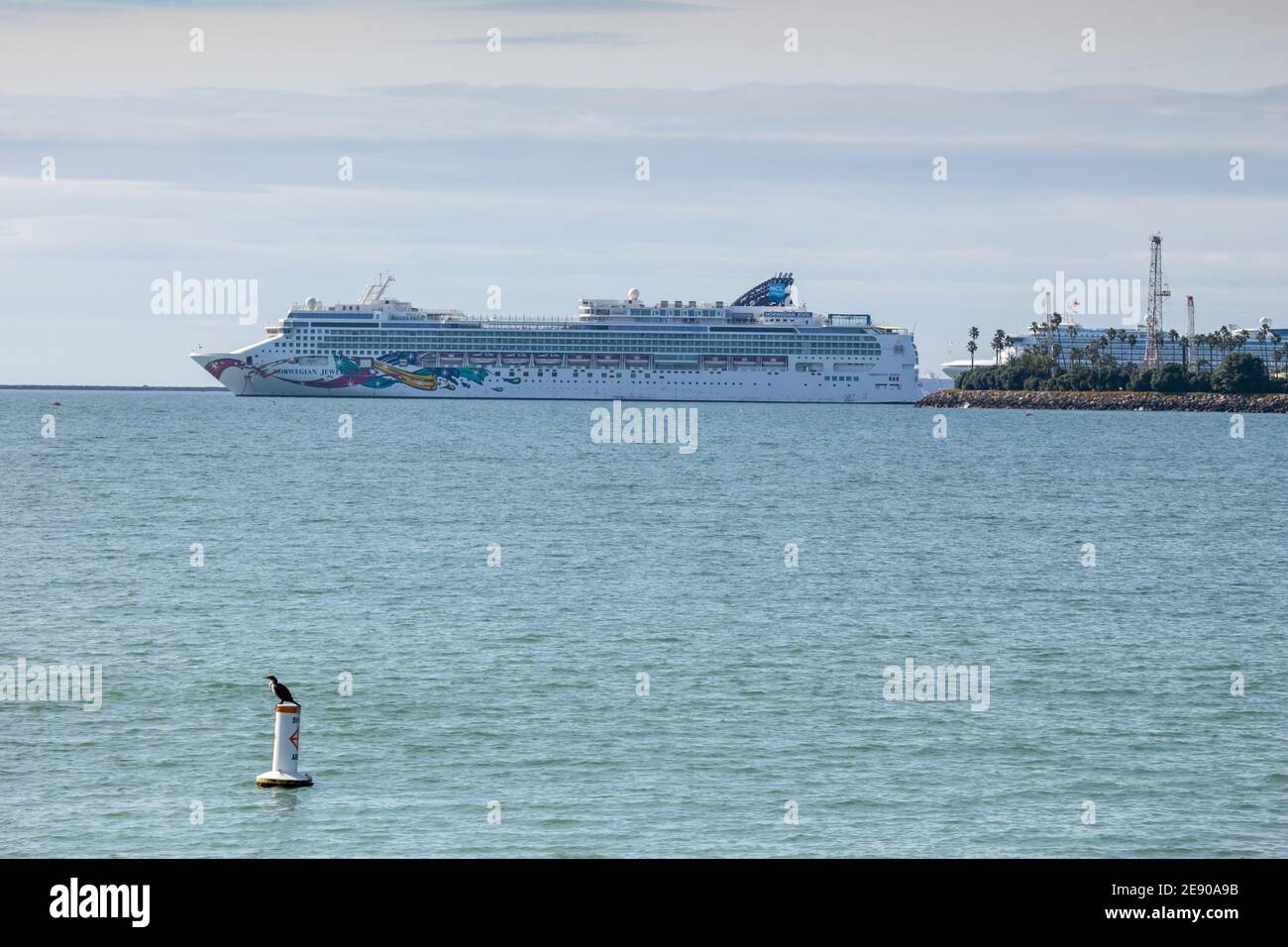 Norwegisches Jewel Kreuzfahrtschiff vor Long Beach California vor Anker während der Pandemie Covid 19 Jan 2021 Teil der Norwegian Cruise Line Flotte. Stockfoto Norwegisches Jewel Kreuzfahrtschiff vor Long Beach California vor Anker während der Pandemie Covid 19 Jan 2021 Teil der Norwegian Cruise Line Flotte. Stockfoto