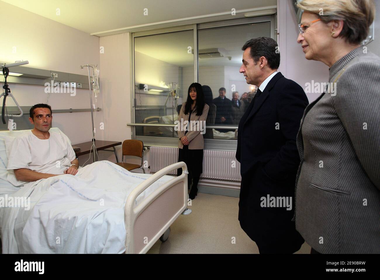 Präsident Nicolas Sarkozy (2. R) und Innenminister Michele Alliot-Marie (R) besuchen am 28. November 2007 einen Polizisten, der bei Zusammenstößen mit Randalierern im Krankenhaus der Eaubonne außerhalb von Paris verletzt wurde. Französische Behörden entließen 1,000 Polizisten in einen Vorort im Norden von Paris 27. November 2007, um eine dritte Nacht von Jugendunruhen zu verhindern, die Anzeichen für eine Ausbreitung der Gewalt waren. Die Gewalt wurde nach einem Motorradunfall mit einem Polizeiauto am 25. November 2007 durch zwei Jugendliche ausgenutzt. Foto von Thomas Coex/Pool/ABACAPRESS.COM Stockfoto