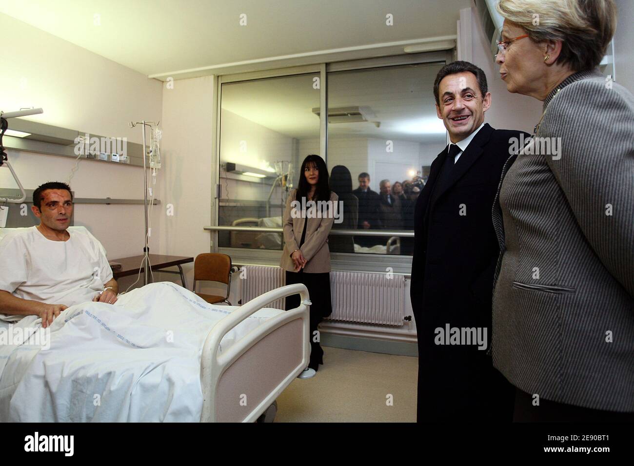 Präsident Nicolas Sarkozy (2. R) und Innenminister Michele Alliot-Marie (R) besuchen am 28. November 2007 einen Polizisten, der bei Zusammenstößen mit den Riotersat im Krankenhaus Eaubonne, außerhalb von Paris, Frankreich, verletzt wurde. Französische Behörden entließen 1,000 Polizisten in einen Vorort im Norden von Paris 27. November 2007, um eine dritte Nacht von Jugendunruhen zu verhindern, die Anzeichen für eine Ausbreitung der Gewalt waren. Die Gewalt wurde nach einem Motorradunfall mit einem Polizeiauto am 25. November 2007 durch zwei Jugendliche ausgenutzt. Foto von Thomas Coex/Pool/ABACAPRESS.COM Stockfoto
