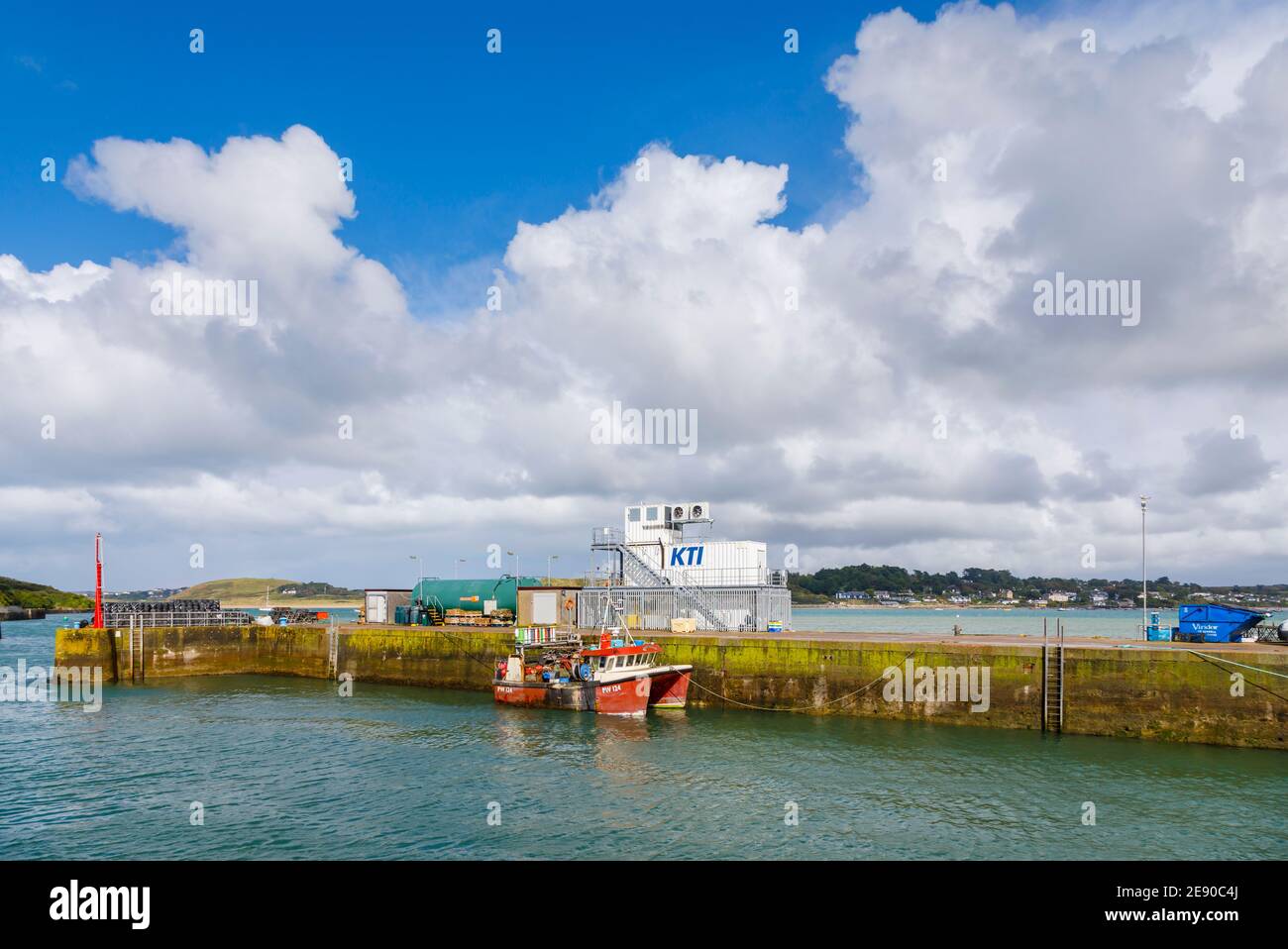 Ein kleines Fischerboot liegt im Padstow Hafen, einem kleinen Ort/Fischerdorf am Westufer der Camel-Mündung an der Nordküste von Cornwall Stockfoto