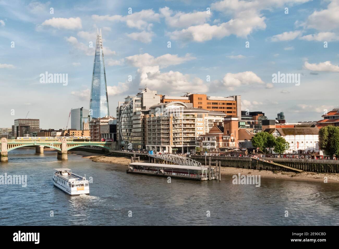 Skyline von London: The Shard, Riverside House, Southwark Bridge und Bankside Pier an der Themse an einem sonnigen Sommertag Stockfoto