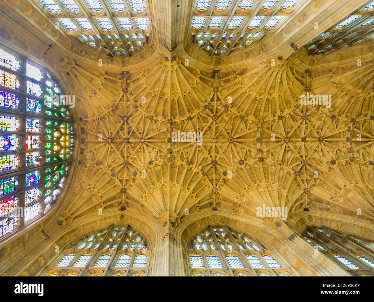 Wunderschöne Fächergewölbe an der Decke der Sherborne Abbey, Sherborne, Dorset, UK: Langhaus-Gewölbe mit Bossen Stockfoto